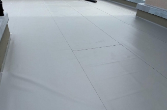 防水シート敷き込み