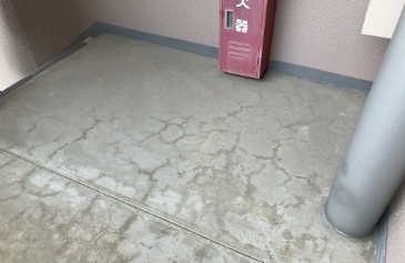 劣化したモルタル床