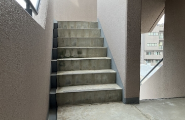 劣化したモルタル床