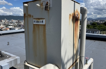 消火補給水槽の錆